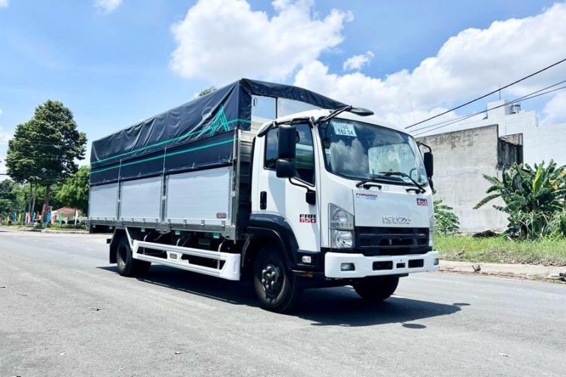 so sánh xe tải Isuzu và Hino.